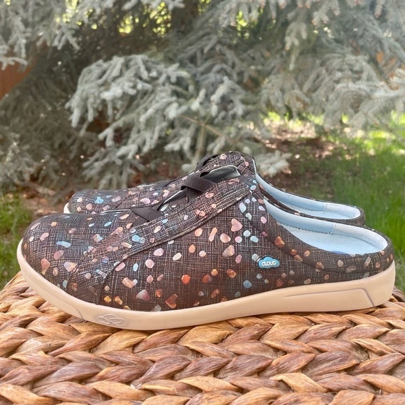 CLOUD Aika Bubble Print Luxurious leather Slip on Backless Mule Slide sneaker. - Picture 5 of 6